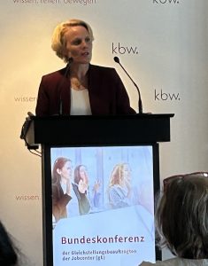 Dr. Kathrin Kroemer auf der Bundeskonferenz der Gleichsstellungsbeauftragten.